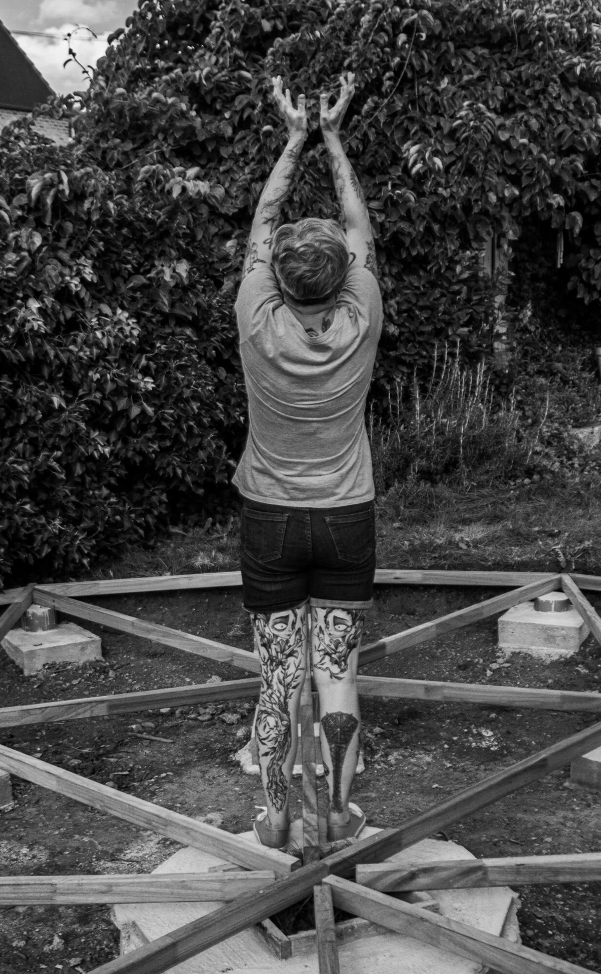 Une femme  
entre mémoire ancienne  
et présence vivante